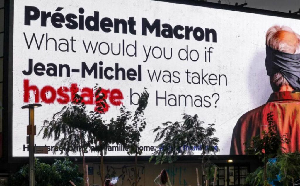 Panneau publicitaire en Israël portant la mention: President Macron what would you do if Jean-Michel was taken hostage by hamas?"