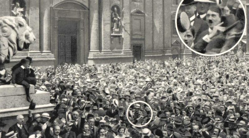 Adolf Hitler dans la foule à Munich en 1914