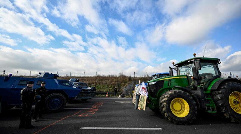 Des tracteurs affrontent des véhicules blindés de gendarmerie Berliet VXB-170 ou VBRG (Véhicule Blindé à Roues de la Gendarmerie) sur l'autoroute A1 près de Chennevières-les-Louvres, à proximité de l'aéroport Roissy-Charles-de-Gaulle, au nord-ouest de Paris, le 31 janvier 2024, alors que les agriculteurs français maintiennent des barrages routiers sur les principales autoroutes menant à Paris pour un troisième jour, dans le cadre de manifestations à l'échelle nationale convoquées par plusieurs syndicats d'agriculteurs contre le dumping étranger, les impôts et la réglementation. Des convois de tracteurs se sont rapprochés de Paris, Lyon et d'autres endroits stratégiques en France le 31 janvier, alors que des milliers d'agriculteurs protestataires semblaient ignorer les avertissements d'intervention de la police s'ils franchissaient les lignes rouges fixées par les ministres. Les syndicats d'agriculteurs, peu impressionnés par les concessions proposées par le gouvernement présidentiel, ont encouragé leurs membres à poursuivre leur lutte pour des revenus plus élevés, moins de bureaucratie et une protection contre la concurrence étrangère. (Photo de JULIEN DE ROSA / AFP)